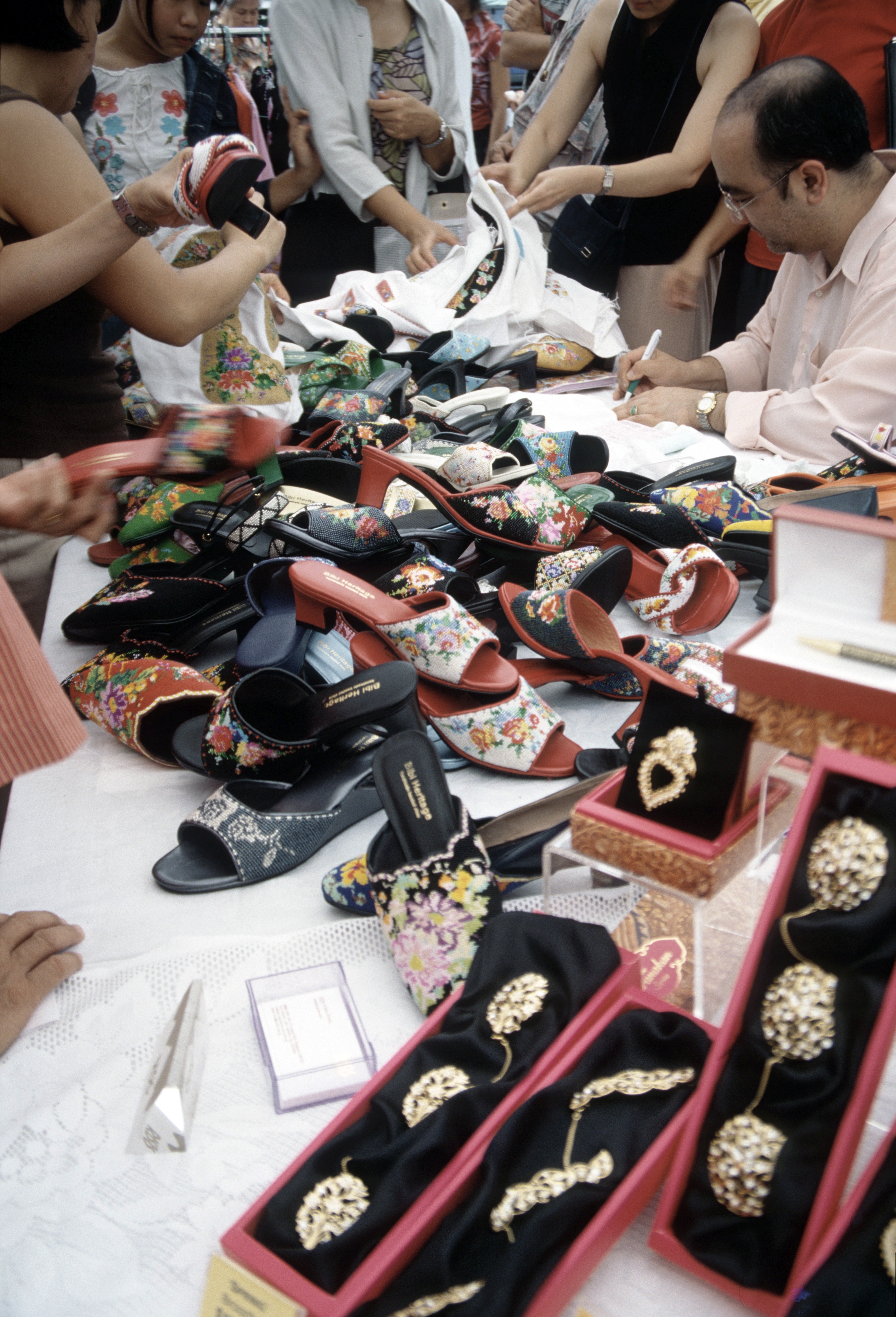NL Interactive Narrative_Sale of Peranakan women shoes