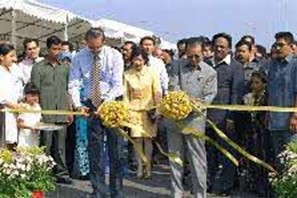 Prime Minister Goh (left) and Malaysia’s Prime Minister Dr Mahathir Mohamad (right) at the opening of Second Link, 1998  Ministry of Information and the Arts Collection, courtesy of National Archives of Singapore