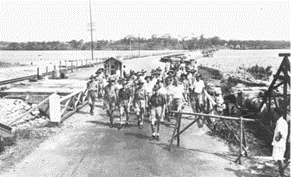 Former prisoners-of-war walking across the Causeway, 1945  Nederlands Insituut Voor Oorlogsdocumentatie (NIOD) collection, courtesy of National Archives of Singapore