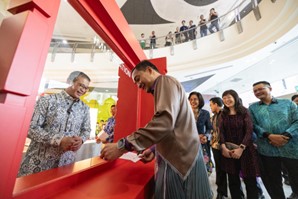Mr Edwin Tong, Minister for Culture, Community and Youth & Second Minister for Law and YAB Dato’ Onn Hafiz Ghazi, Johor Menteri Besar at the launch of NHB’s The Causeway: A Century of Connections travelling exhibition. Credit: Minister Edwin Tong’s Facebook page 