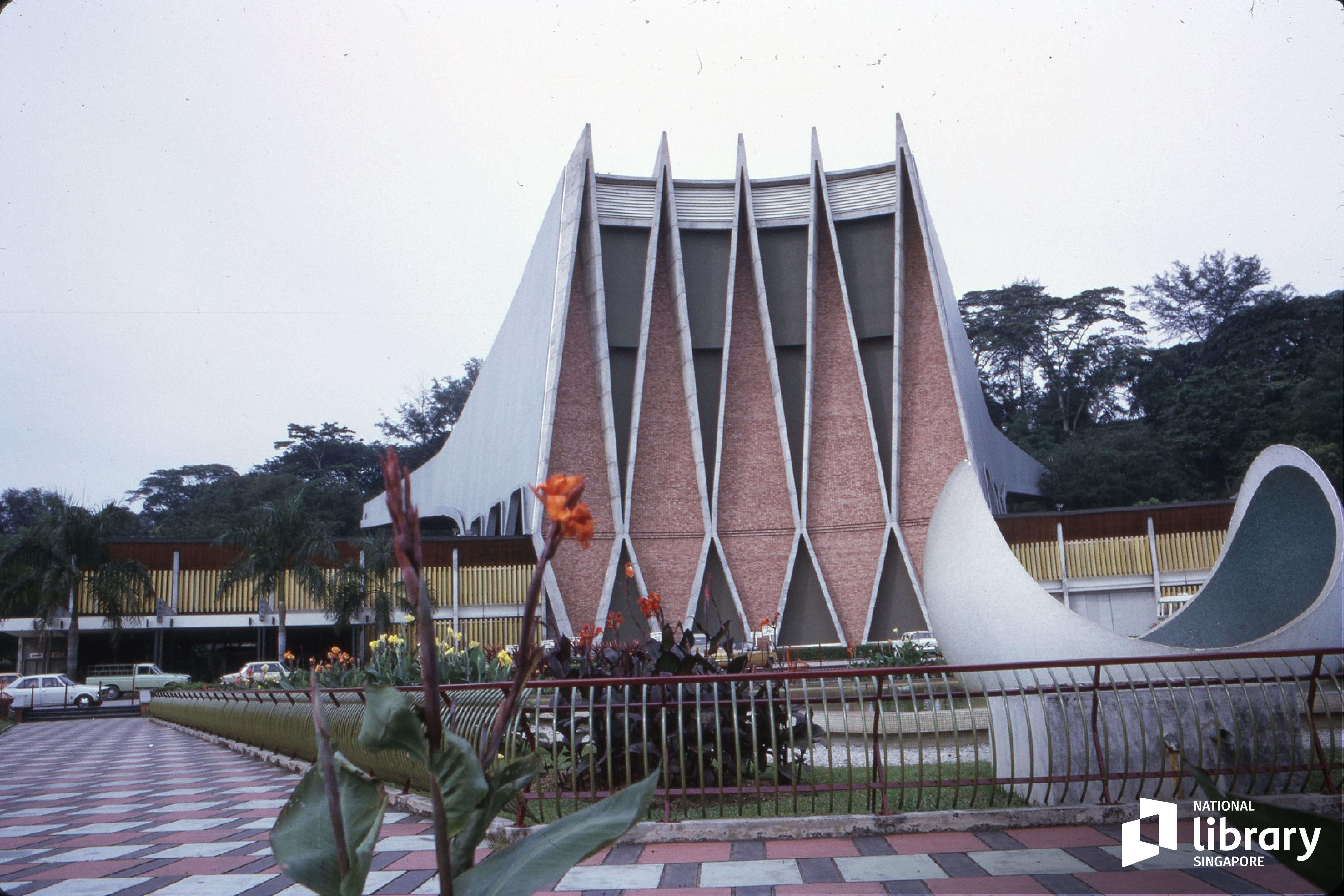 attractions and entertainment subject image